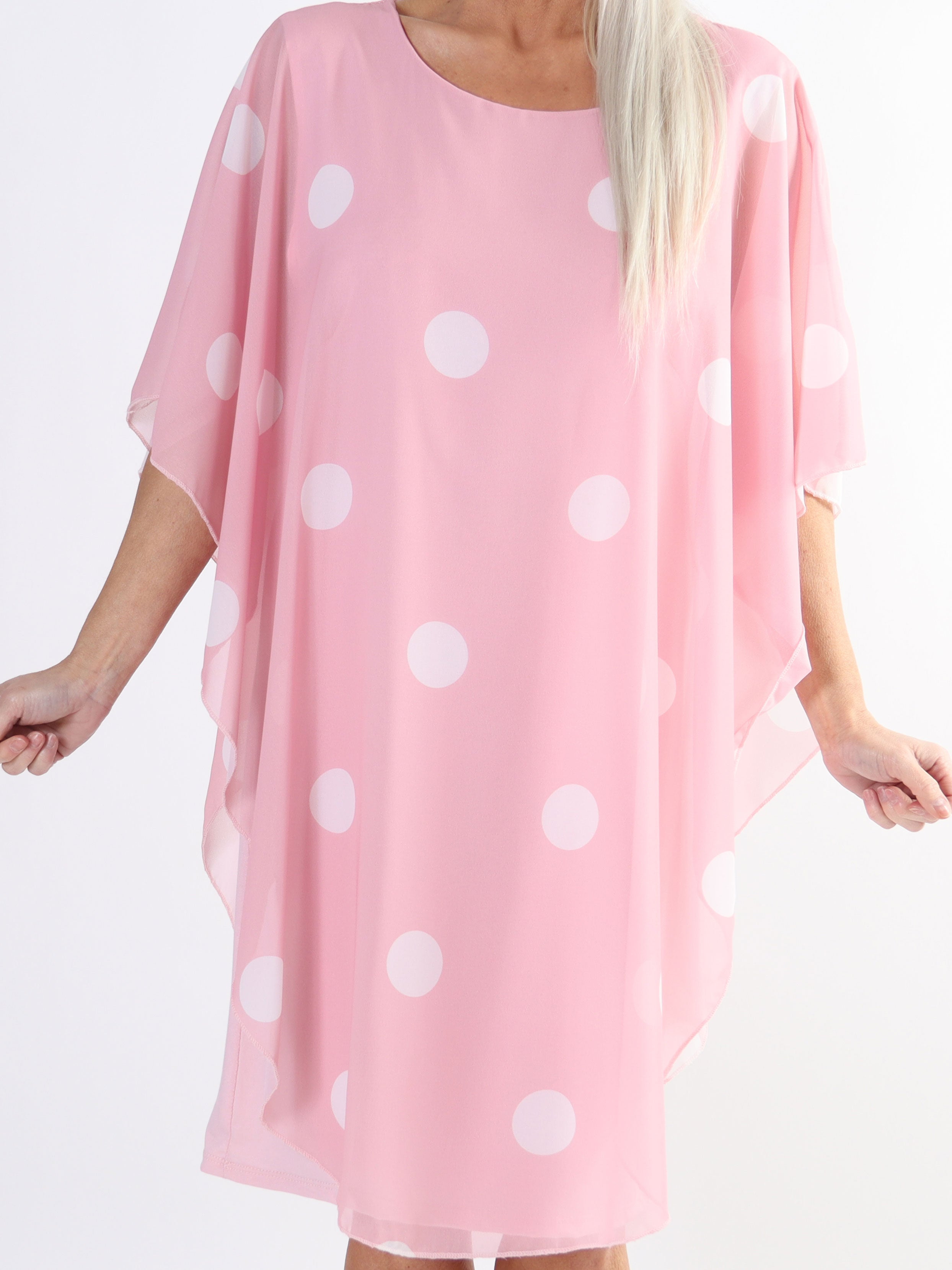 Kenya Dot - Tunikaklänning i plus size med prickigt chiffonglager